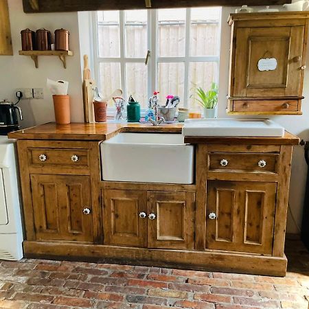 The Beehive, Ground Floor Apartment In Norfolk, No Shared Amenities 다우넘 마켓 외부 사진