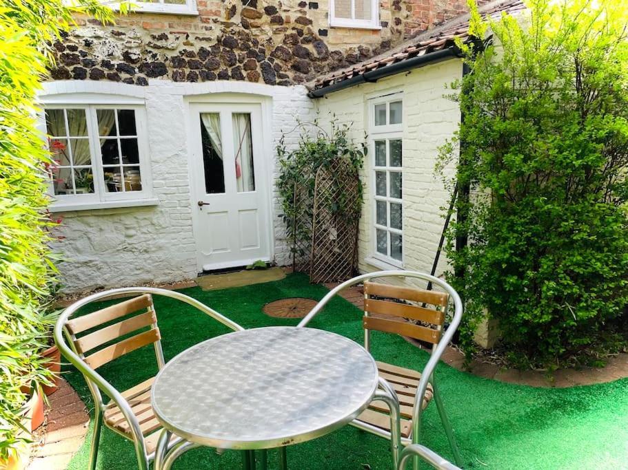 The Beehive, Ground Floor Apartment In Norfolk, No Shared Amenities 다우넘 마켓 외부 사진