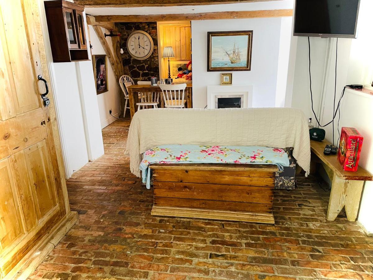 The Beehive, Ground Floor Apartment In Norfolk, No Shared Amenities 다우넘 마켓 외부 사진